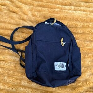 THE NORTH FACE Berkeley Mini Backpack, TNF Black/Mineral Gold